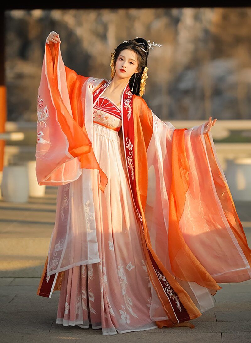 Elegance: Exploring Royal Chinese Traditional Dress Hanfu缩略图