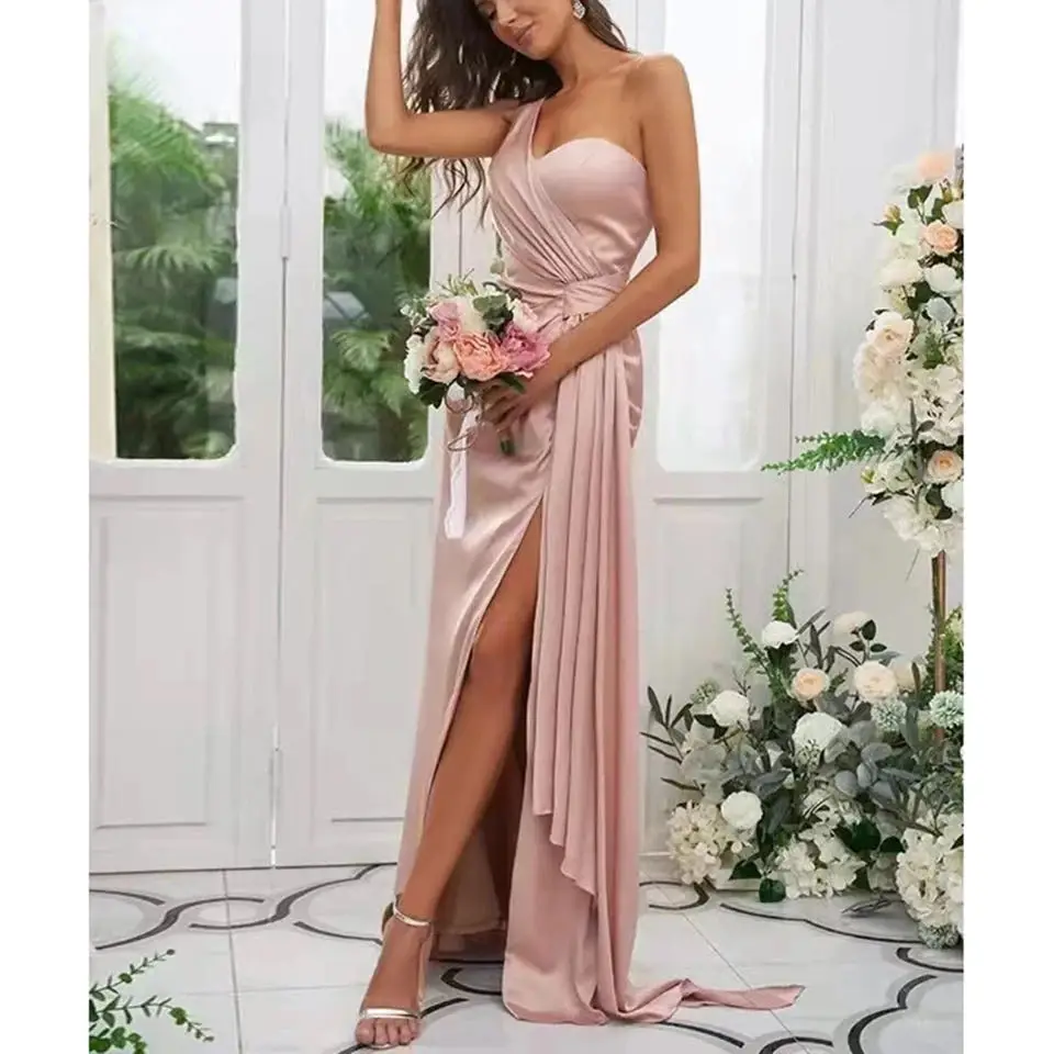 Inspirações em vestidos marsala para madrinhas de casamento à noite