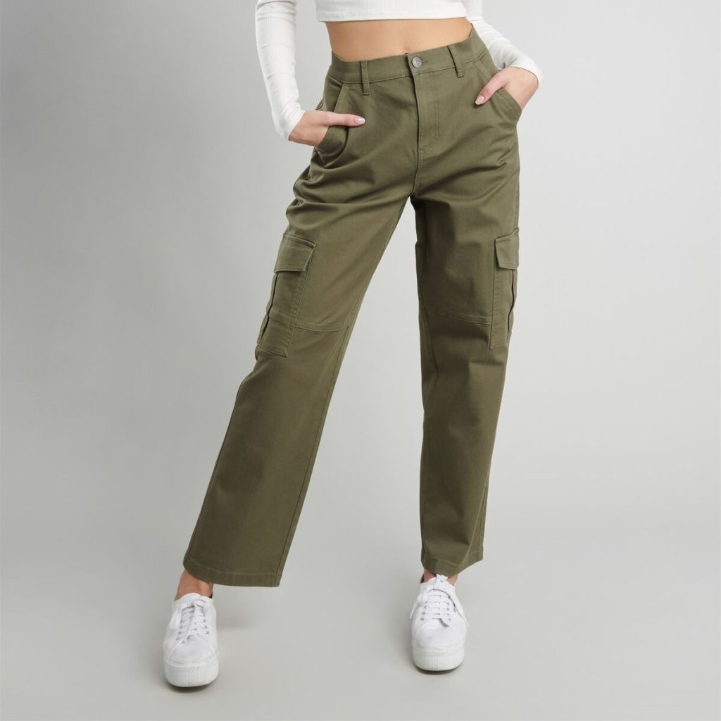 green cargo pants outfit